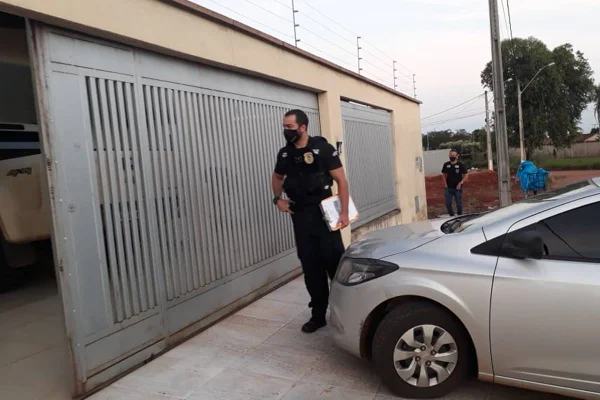 polícia cumpre mandados contra suspeitos de fura a fila da vacina em goiás