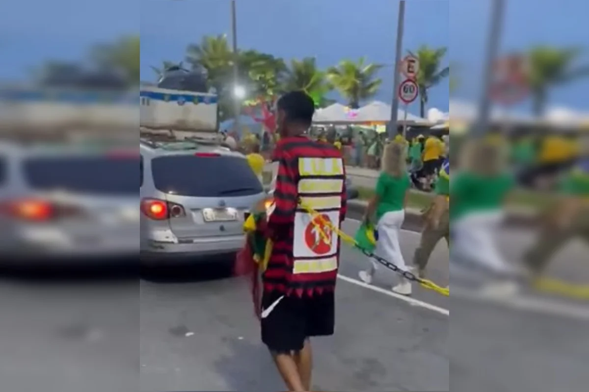 Homem acorrentado com adesivo do PT Homem acorrentado com adesivo do PT
