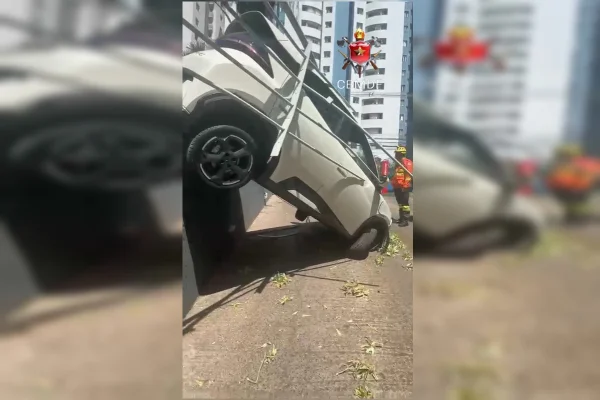 Carro fica de ponta cabeça após bater em grade de mercado em Águas Claras