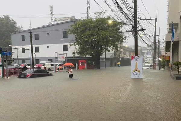 Imagem coloria de ruas alagadas na Tailândia após forte temporal atingir a região e causar inundações - Metrópoles