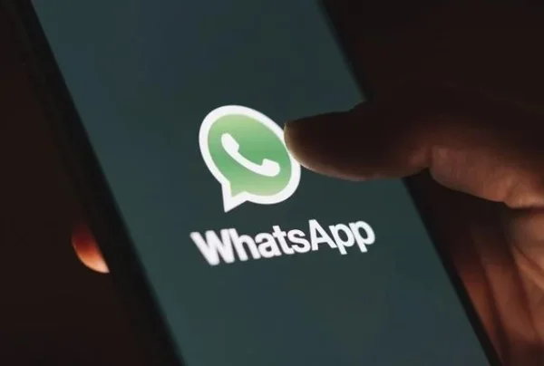 Pessoa segurando celular com WhatsApp aberto - Metrópoles