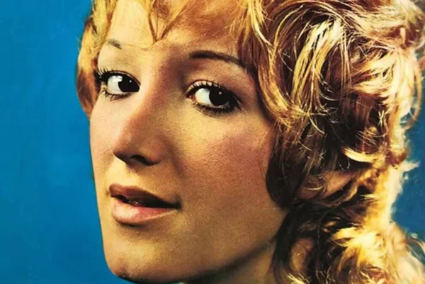 Foto colorida da cantora Diana - Metrópoles