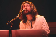 O músico e tecladista inglês Rick Davies se apresenta ao vivo no palco com o Supertramp em turnê pelos Estados Unidos em junho de 1979