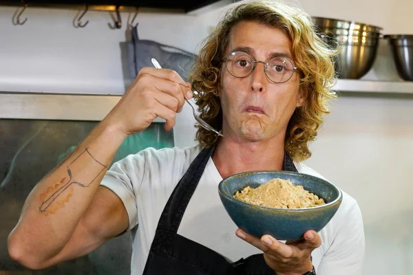 Cozinhando com Rochadel: aprenda a receita da farofa de ovo perfeita