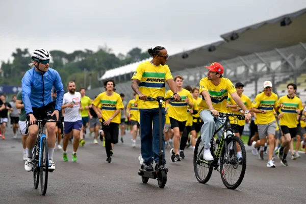 Pilotos de fórmula 1 fazem homenagem a Senna em Ímola- Metrópoles