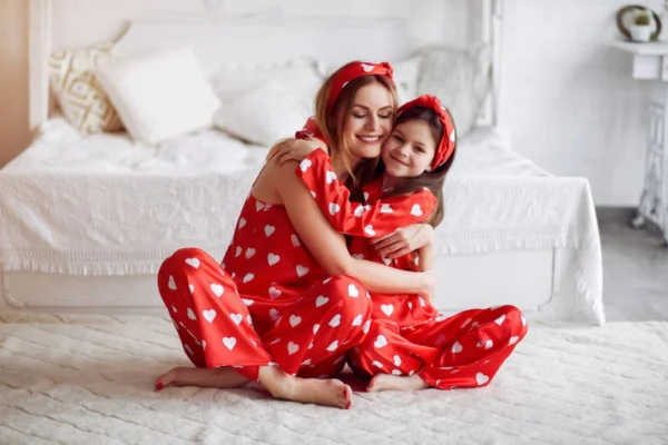 Mãe e filha de pijama