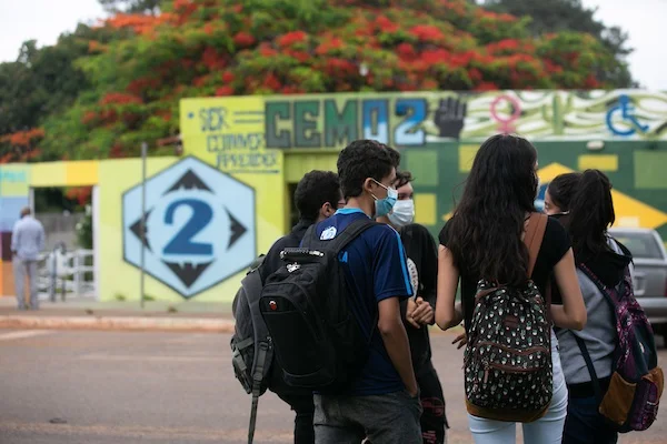Ensino médio teve 347 mil matrículas a menos em 2022, aponta Inep