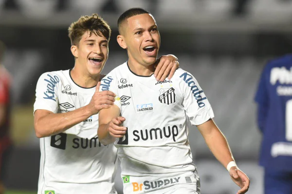 Marcos Guilherme comemora gol contra o Santos