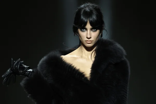 foto com cor. modelo na passarela da gucci com casaco de pelos preto - metrópoles