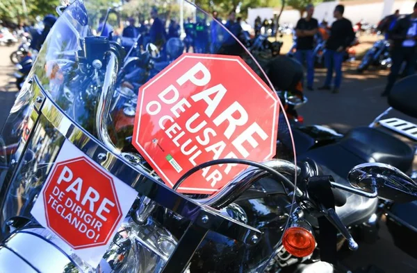 Homenagem a motociclista morto vira protesto contra celular ao volante
