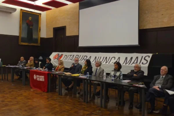 Faculdade de Direito da USP diploma alunos perseguidos pela ditadura