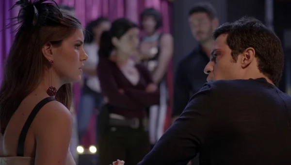Luiza (Camila Queiroz) e Eric (Mateus Solano) em Pega Pega