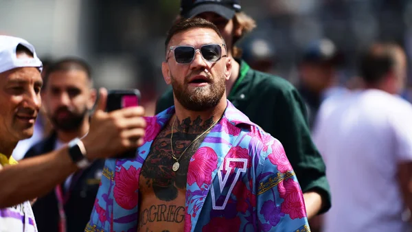 Conor McGregor de camisa aberta