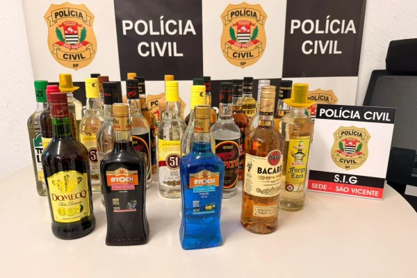 Polícia apreendeu 25 garrafas de bebidas suspeitas de adulteração em uma adega em São Vicente após garota de programa e cliente passarem mal - Metrópoles