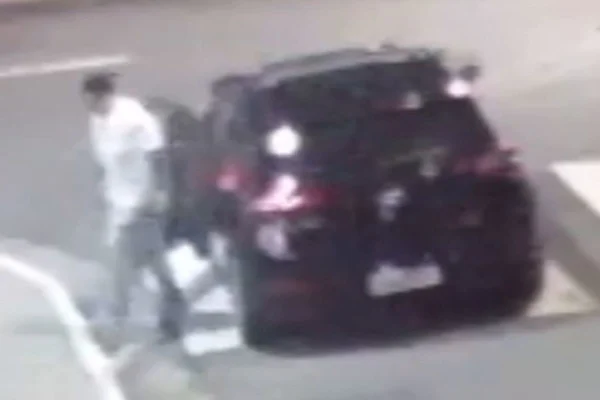 Imagem de um homem saindo de um carro