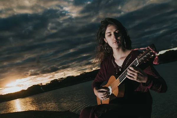 Muito além do pop: artista se destaca na web tocando música antiga