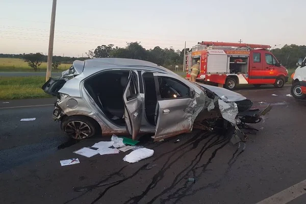 Carro roubado bate em poste, invade pista e colide com outro veículo