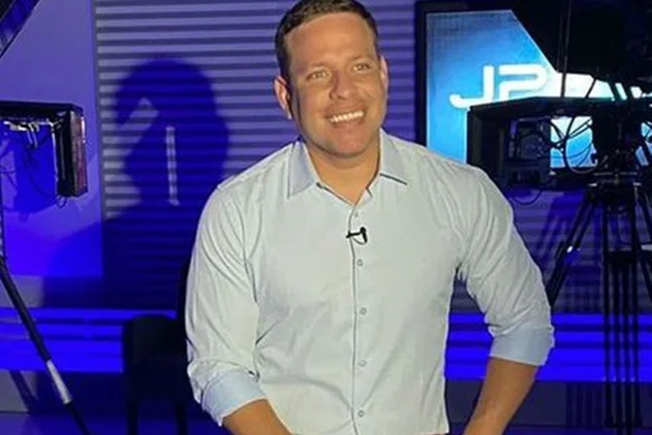 Danilo Alves posa nos bastidores da emissora - Metrópoles