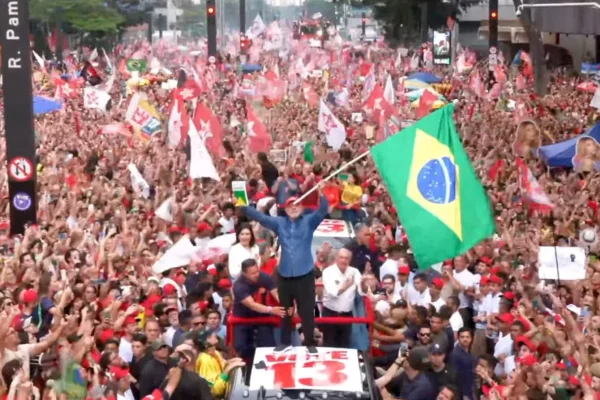 Lula segura Constituição e Bandeira do Brasil enquanto canta o Hino na Paulista - Metrópoles