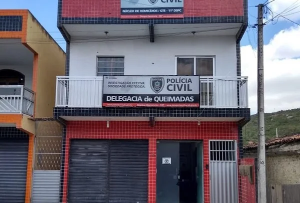 Imagem colorida da delegacia de Queimadas - Metrópoles