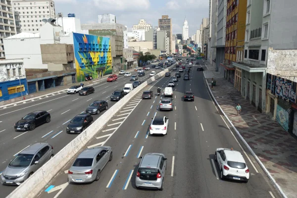 Imagem mostra trânsito em São Paulo - Metrópoles