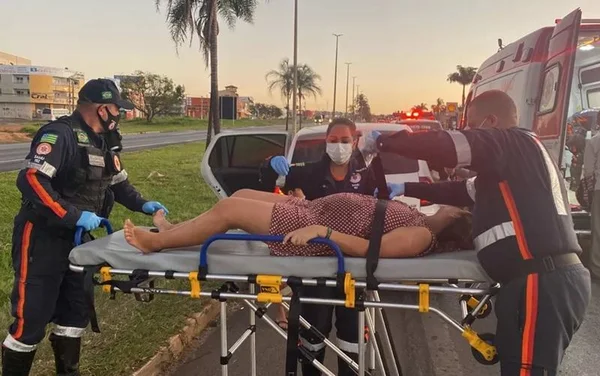 Entorno do DF: BR-040 é parcialmente interditada para parto de jovem