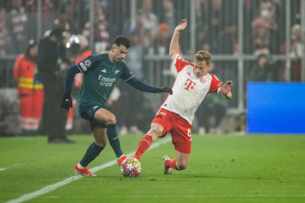 Imagem colorida de duelo de bola entre Martinelli e Kimmich pela Champions League- Metrópoles