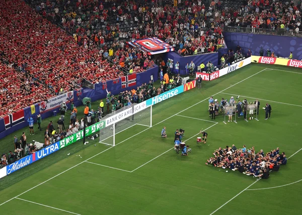 Delegação da Noruega comemorando vitória com a torcida