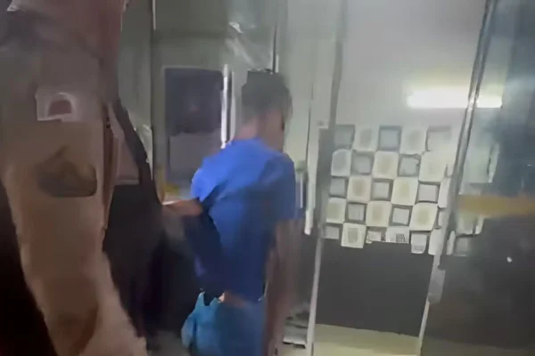 Foto colorida de pai sendo preso - Metrópoles