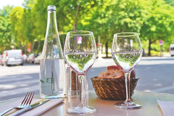 Sommelier de água conta como a bebida faz a diferença à mesa