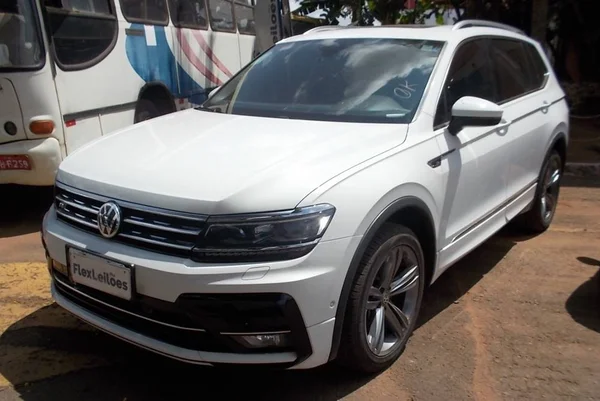 Foto colorida de um carro branco que será leiloado no DF- Metrópoles