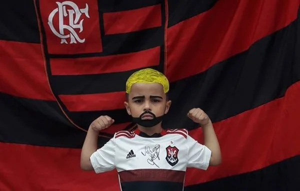 Gabigolzinho ganha camisa do Flamengo de Gabigol e curte a fama