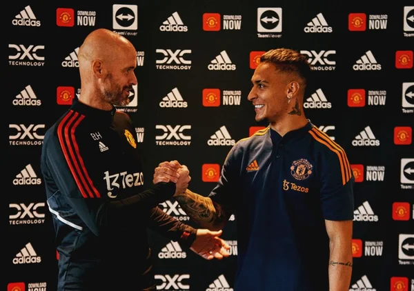 Imagem colorida de Eric Ten Hag e Antony