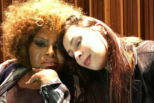Pitty homenageia Elza Soares: “Mulher mais impressionante do universo”