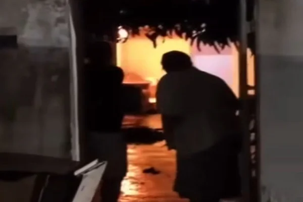 Mulher coloca fogo em casa, mata mãe e diz que “Jesus mandou”