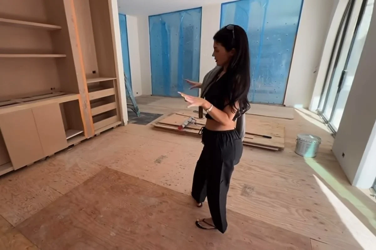 Kylie fez um vlog para seu canal do Youtube mostrando bastidores da obra de sua nova casa Kylie fez um vlog para seu canal do Youtube mostrando bastidores da obra de sua nova casa