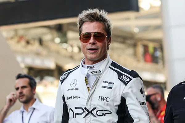 Imagem colorida de Brad Pitt como piloto de F1 - Metrópoles