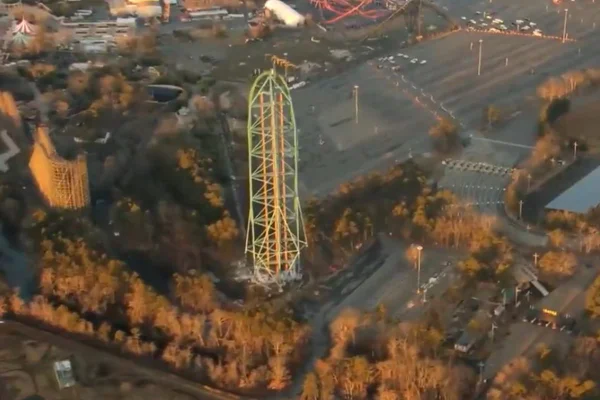 Imagem colorida da montanha-russa Kingda Ka, nos EUA - Metrópoles