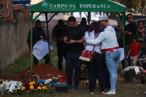 Família se despede de homem que morreu esperando atendimento no HBDF - destaque galeria