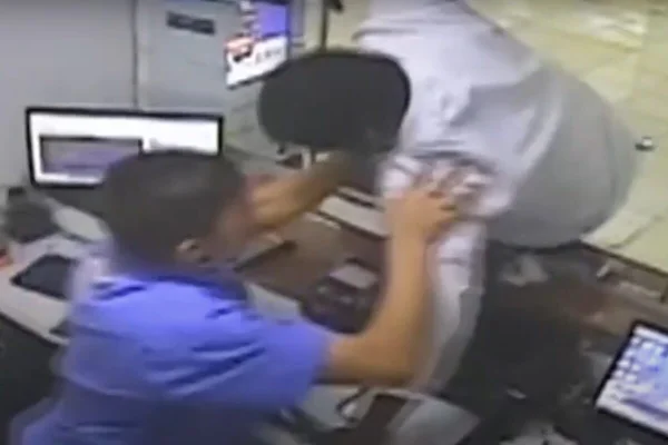 Vídeo: cliente agride funcionário e descobre que estava em guichê errado