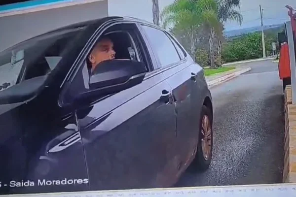 Veja momento em que delegado sai de condomínio após atirar na esposa