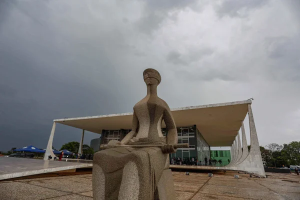 Estátua em frente ao Supremo Tribunal Federal STF é a escultura A Justiça, criada em 1961 pelo artista plástico mineiro Alfredo Ceschiatti - Metropoles
