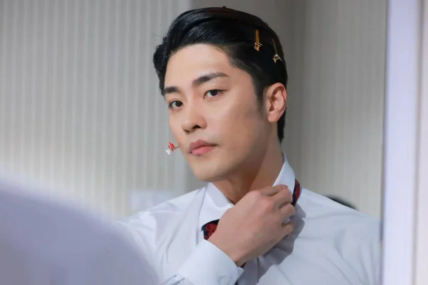foto colorida de ator coreano - metrópoles