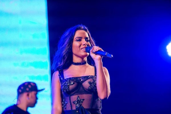 Após lançamento de clipe, Anitta confirma que está namorando