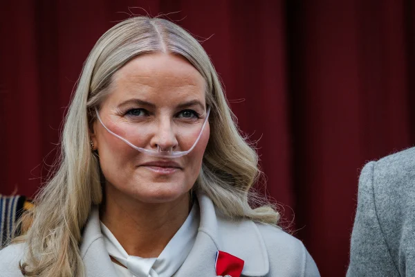 Foto colorida de mulher de cabelos loiros com oxigênio suplementar - Metrópoles