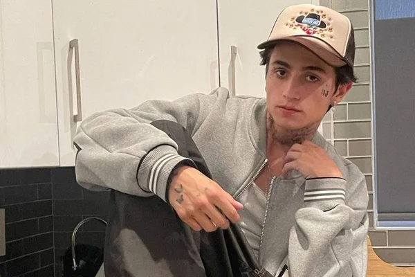 Astro do TikTok morre aos 19 anos após postar vídeo sobre morrer jovem