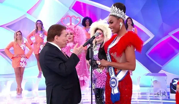 Silvio Santos ao lado de dragqueen