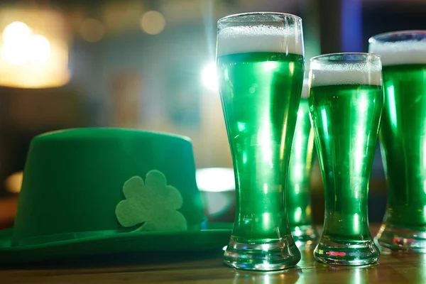 Copos com chope verde
