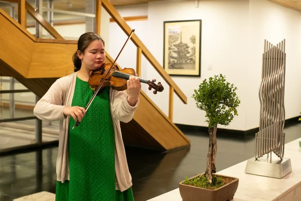 Em jantar, Embaixada do Japão recebe premiada violinista Maeda Hina