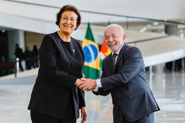 O presidente Lula recebe a presidente do Suriname, Jennifer Simons, no Palácio do Planalto.